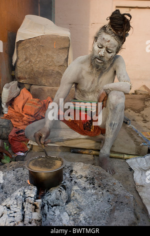 Uttar Pradesh Varanasi in Indien Stadt Benares lokale Mann Asia Travel Januar 2008 Sadhu hindu Hinduismus hinduistischen Stockfoto