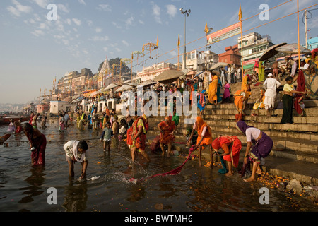 Reisen Indien Ganges Fluss Varanasi Stadt Uttar Pradesh Benares Asien Januar 2008 gebeten hindu Hinduismus hind Stockfoto
