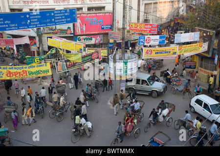 Uttar Pradesh Varanasi in Indien Stadt Benares Downtown lokalen Trafic Asien reisen Januar 2008 Menschen Masse Masse Stockfoto