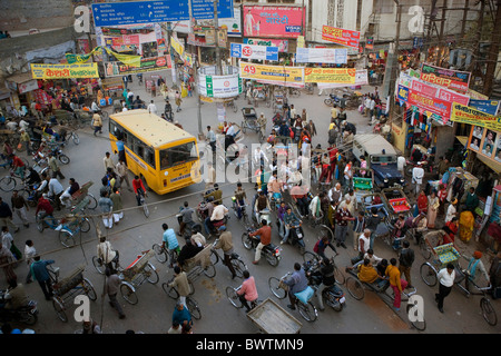 Uttar Pradesh Varanasi in Indien Stadt Benares Downtown lokalen Trafic Asien reisen Januar 2008 Menschen Masse Masse Stockfoto