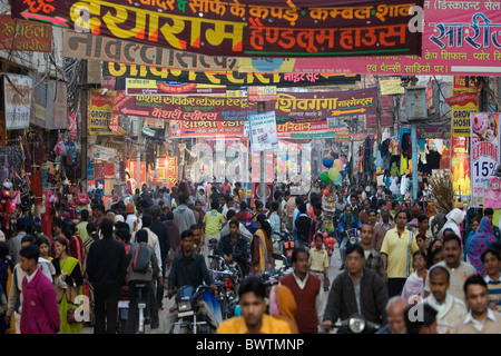 Reisen Indien Uttar Pradesh Varanasi Stadt Benares Dasaswamedh Ghat Straße Asien Januar 2008 Menschen Masse Massen Stockfoto