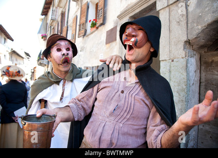Exilles Citta aus dem 19. Jahrhundert Festival zeigen Pest / krank Figuren im Kostüm, Piemont, Italien Stockfoto