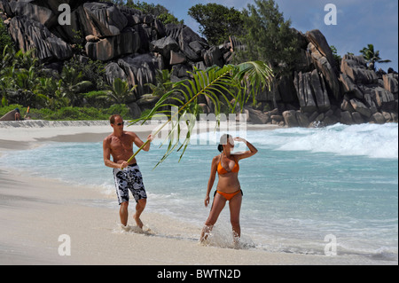 Mann und Frau am Strand von Grand Anse, La Digue, Seychellen Stockfoto