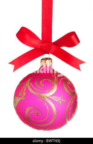 Weihnachts-Ball an einem roten Band isoliert auf weiss Stockfoto
