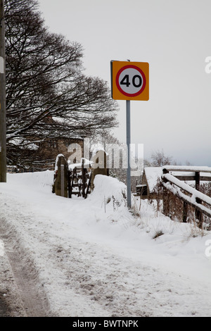 40 km/h Höchstgeschwindigkeit Verkehrszeichen bei schweren Schneebedingungen im Winter in Yorkshire Stockfoto