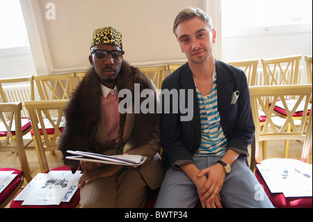 London Fashion Week Teilnehmer posieren für ein Porträt vor dem Frühjahr 2011 E Tautz zeigen in der Marine Board Rooms, Somerset House, Stockfoto