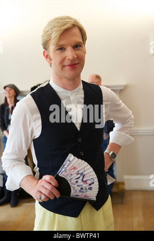 Ein Teilnehmer der London Fashion Week posiert für ein Porträt vor dem Frühjahr 2011 E Tautz Show im Marine Board Rooms, Somerset Stockfoto