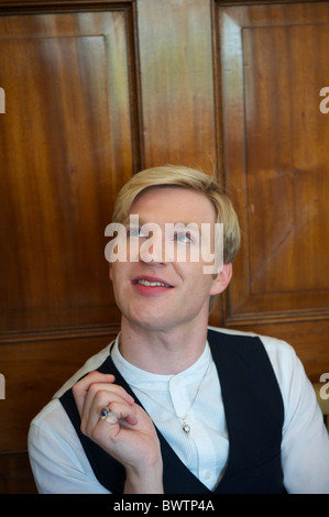 Ein Teilnehmer der London Fashion Week posiert für ein Porträt vor dem Frühjahr 2011 E Tautz Show im Marine Board Rooms, Somerset Stockfoto