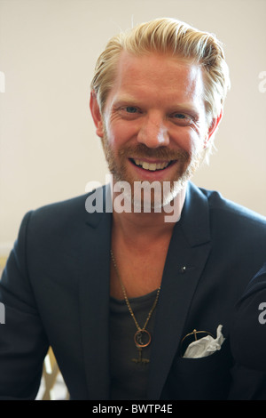 Ein Teilnehmer der London Fashion Week posiert für ein Porträt vor dem Frühjahr 2011 E Tautz Show im Marine Board Rooms, Somerset Stockfoto