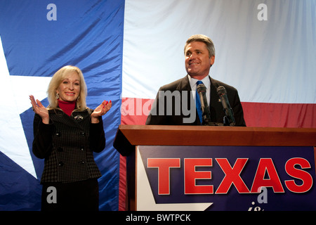 Kongressabgeordnete Michael McCaul von Texas spricht, nachdem er Ted Ankrum 65 % bis 33 % für eine Wiederwahl zu Haus 10 von Texas besiegte Stockfoto