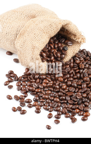 Kaffeebohnen in Leinwand-Sack, die isoliert auf weiss Stockfoto