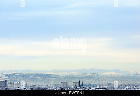 Ein eisiger kalter Winter hüllt Airdrie und Coatbridge, mit Glasgow in der Ferne Stockfoto