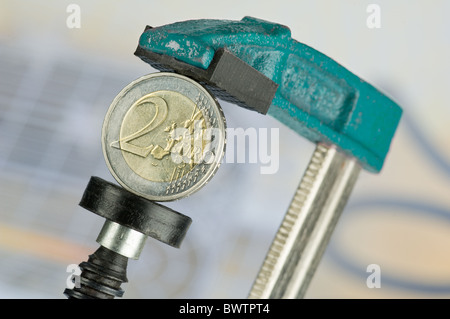 Euro-Münze in Klammer Stockfoto