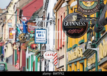 Kneipen auf der Main Street von Dingle, County Kerry, Munster, Irland. Stockfoto