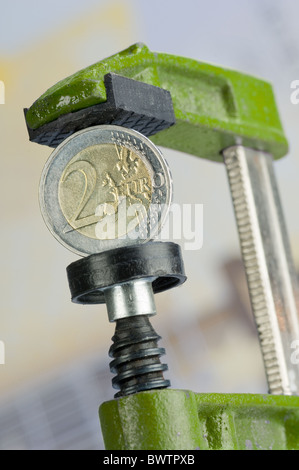 Euro-Münze in Klammer Stockfoto