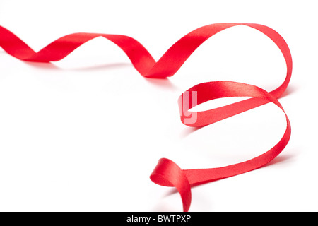 Rote Schleife auf weißem Hintergrund Stockfoto