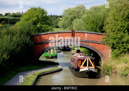 Narrowboat gehen unter der Brücke 114 am Oxford-Kanal bei Napton-on-the-Hill Stockfoto