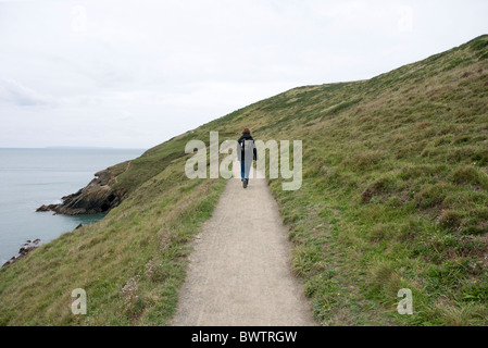 Ein Wanderer auf dem South West Coastal Path an Baggy Punkt, Lügner, North Devon, England, UK. Stockfoto