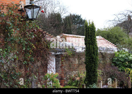 Das äußere eines Hauses und Gartens auf einem trostlosen Wintertag in Salisbury Cathedral Close Stockfoto