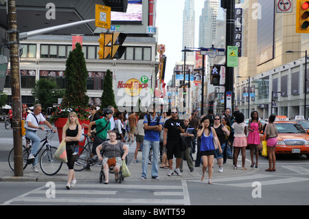 Vielfalt in voller Pracht, unterwegs an einem sonnigen Tag am Yonge-Dundas Square, Toronto, Kanada Stockfoto