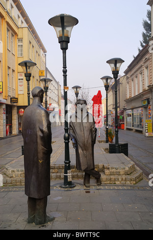 Tuzla, Bosnien und Herzegowina, der "Straße der Jugend unterbrochen". Statuen von Mesa Selimović und Ismet Mujezinović Stockfoto
