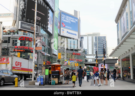 Familien und Käufer an einem sonnigen Sommertag in der Innenstadt von Toronto Stockfoto