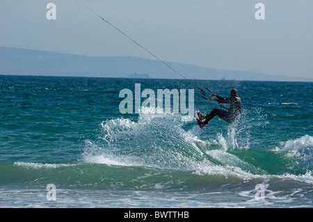 Kitesurfer springen über eine Welle, Playa de Los Lances, Tarifa, Spanien Stockfoto