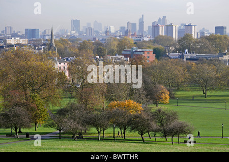 Der Blick auf London von Primrose Hill, im Herbst. Stockfoto