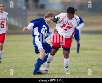 7. und 8. Klasse jungen im Alter von 13 und 14 Fußball spielen für ihre Schulteams in einem Ligaspiel in Austin, Texas Stockfoto