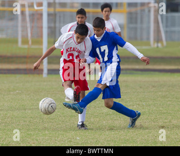 7. und 8. Klasse jungen im Alter von 13 und 14 Fußball spielen für ihre Schulteams in einem Ligaspiel in Austin, Texas Stockfoto