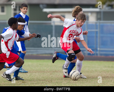 7. und 8. Klasse jungen im Alter von 13 und 14 Fußball spielen für ihre Schulteams in einem Ligaspiel in Austin, Texas Stockfoto