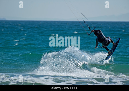 Kitesurfer springen über eine Welle, Playa de Los Lances, Tarifa, Spanien Stockfoto