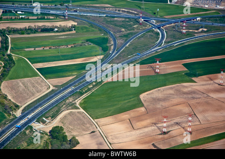 Autobahnen laufen durch die Sevilla-Landschaft, wie aus einem Flugzeug, Sevilla, Andalusien, Spanien. Stockfoto