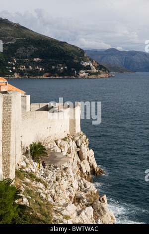 Aufrechte Blick entlang der Mauern der Altstadt von Dubrovnik. Stockfoto