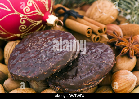 Weihnachten-Lebkuchen mit Nüssen, Zimtstangen und Kugeln als Nahaufnahme Stockfoto