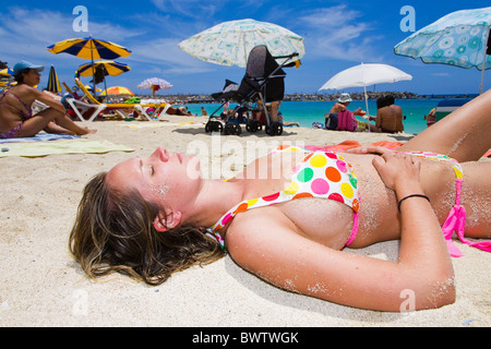 Sonnenanbeter am Strand von Amadores auf Gran Canaria Stockfoto