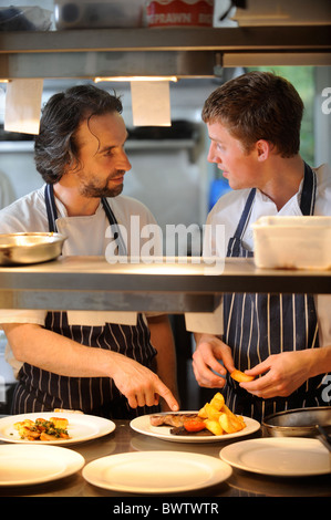 Chefkoch Stephen Terry (links) in der Küche bei The Hardwick in der Nähe von Abergavenny anweist Chefkoch Ashley Wald 2008 Stockfoto