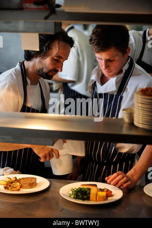 Chefkoch Stephen Terry (links) in der Küche bei The Hardwick in der Nähe von Abergavenny anweist Chefkoch Ashley Wald 2008 Stockfoto