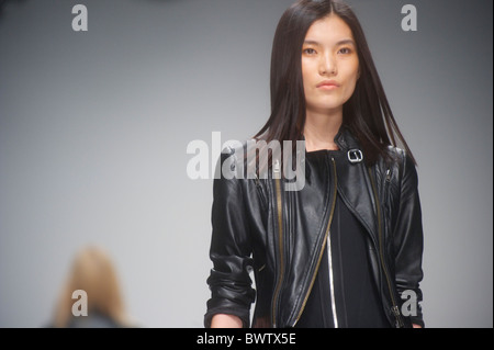 Modelle zeigen die Maria Grachvogel Frühjahr 2011 Kollektion über den Laufsteg im Somerset House in London am 17. September 2010. Stockfoto