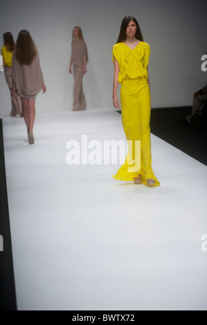 Modelle zeigen die Maria Grachvogel Frühjahr 2011 Kollektion über den Laufsteg im Somerset House in London am 17. September 2010. Stockfoto