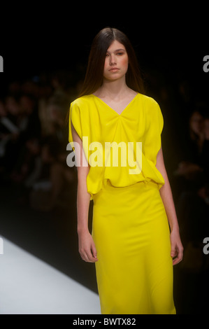 Modelle zeigen die Maria Grachvogel Frühjahr 2011 Kollektion über den Laufsteg im Somerset House in London am 17. September 2010. Stockfoto