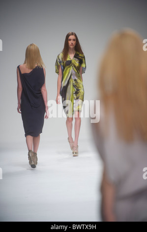 Modelle zeigen die Maria Grachvogel Frühjahr 2011 Kollektion über den Laufsteg im Somerset House in London am 17. September 2010. Stockfoto