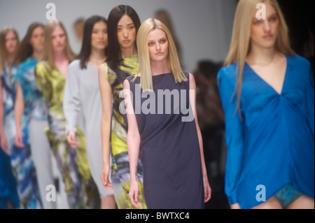 Modelle zeigen die Maria Grachvogel Frühjahr 2011 Kollektion über den Laufsteg im Somerset House in London am 17. September 2010. Stockfoto