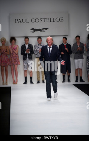 Designer Paul Costelloe nimmt einen Bogen nach seine Frühjahrskollektion 2011 im Somerset House in London am 17. September 2010 zeigen. Stockfoto