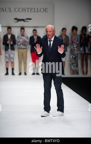 Designer Paul Costelloe nimmt einen Bogen nach seine Frühjahrskollektion 2011 im Somerset House in London am 17. September 2010 zeigen. Stockfoto