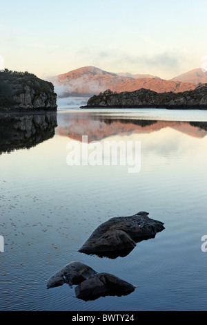 Berg-Reflexionen im Upper Lake, Killarney Nationalpark, County Kerry, Munster, Irland. Stockfoto