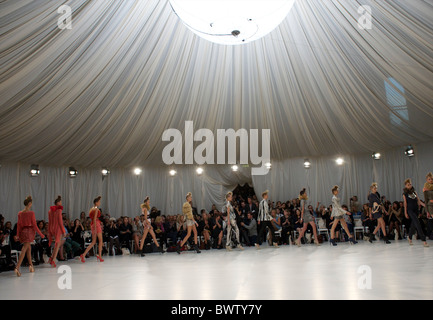 Modelle zeigen die Sass & Bide Frühjahrskollektion 2011 am Royal Opera House, am 17. September 2010 in London. Stockfoto