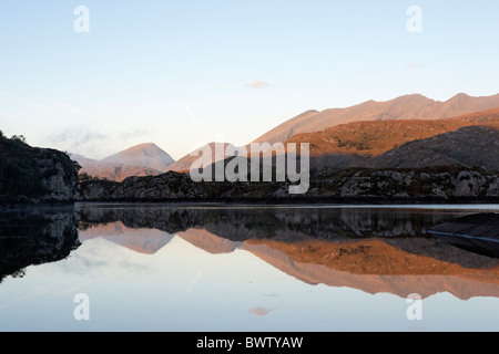 Berg-Reflexionen im Upper Lake, Killarney Nationalpark, County Kerry, Munster, Irland. Stockfoto