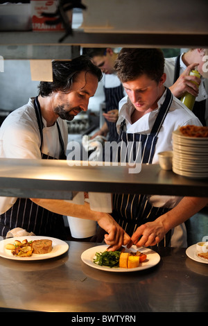 Chefkoch Stephen Terry (links) in der Küche bei The Hardwick in der Nähe von Abergavenny anweist Chefkoch Ashley Wald 2008 Stockfoto