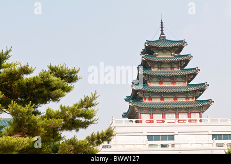 Pagode des National Folk Museum, Seoul, Südkorea; die Palsangjeon-Pagode des Beopjusa Tempel nachempfunden Stockfoto